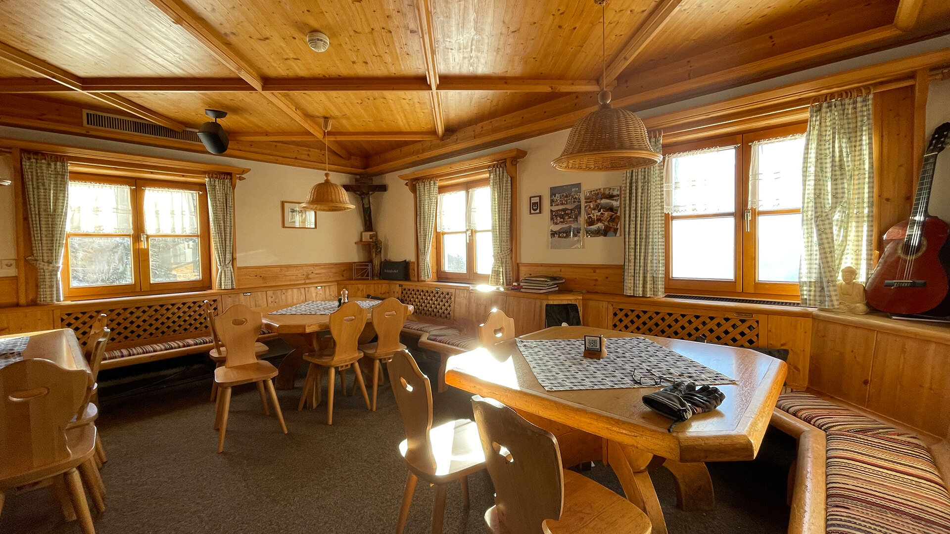 Foto: Gaststube mit Sonnenschein in der Wanderhütte der E5 Wanderung in Tirol in Zams Skigebiet Venet