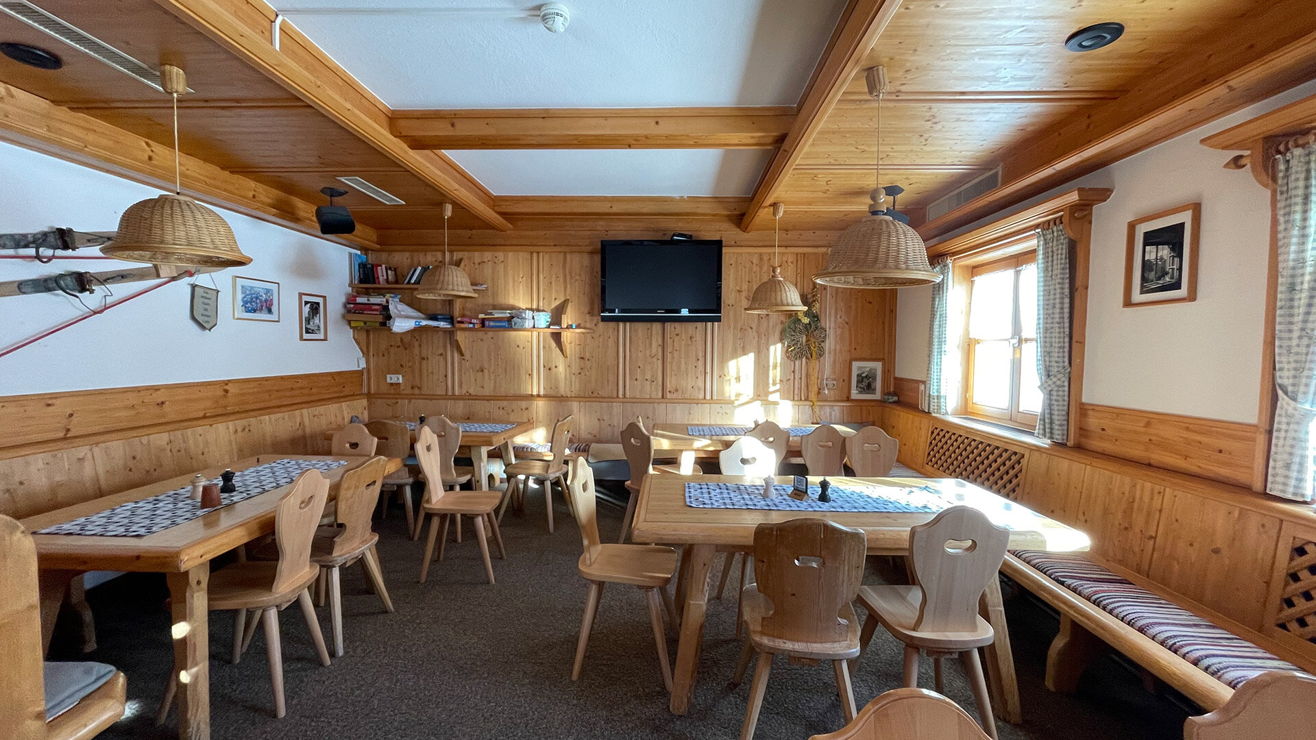 Foto: Gastraum mit Fernseher und gemütlicher Atmosphäre bei der E5 Wanderung Tirol Zams im Skigebiet Venet.