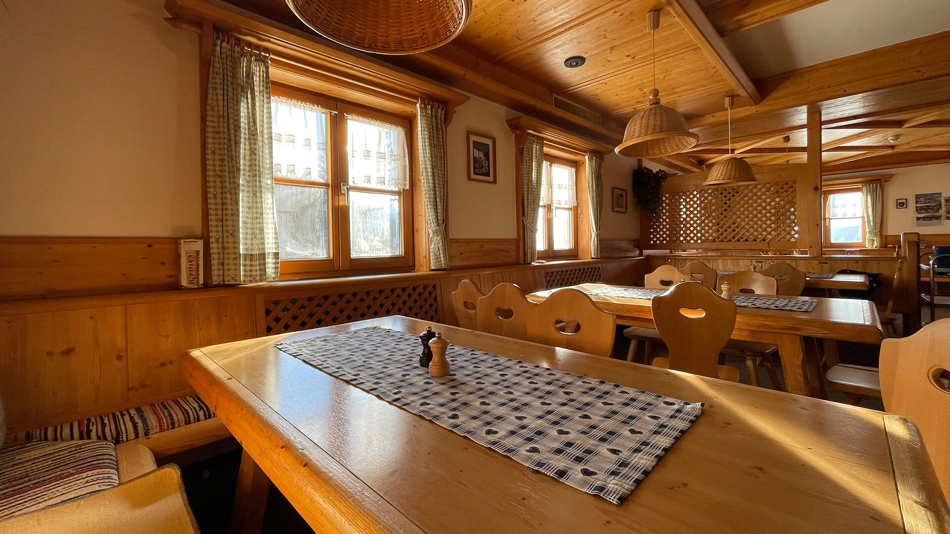 Foto: Großer Tisch in der Gaststube beim Wandern bei der Wanderhütte in Zams Tirol Österreich E5 Wanderung im Skigebiet Venet